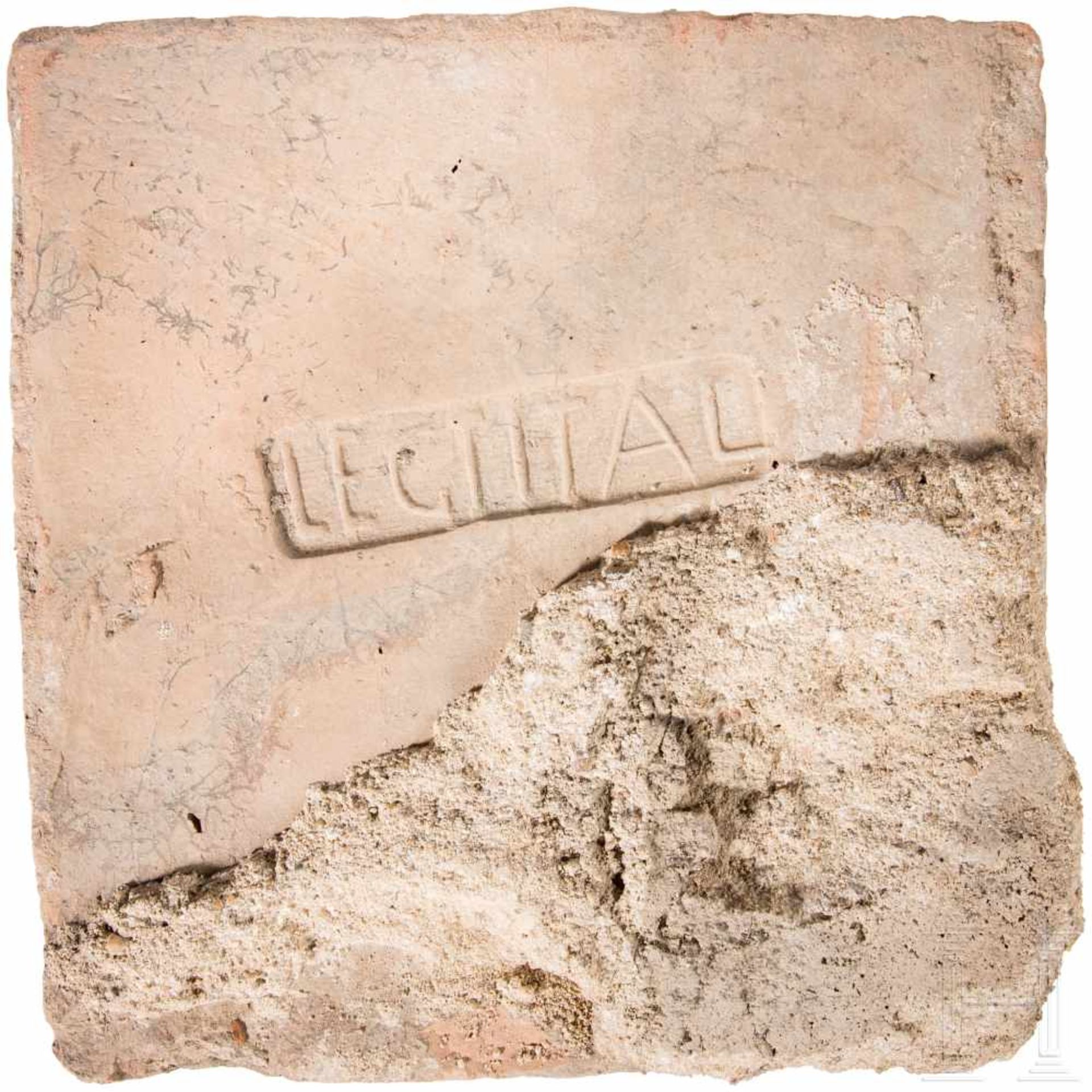 Ziegelfragment mit Stempel der 1. Legion Italica, römisch, Ende 1. Jhdt. - 4. Jhdt.Quadratischer