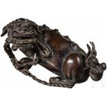 Foo-Löwe aus Bronze, China, 18./19. Jhdt.Hohl gearbeiteter Bronzeguss mit schöner, schwärzlich-