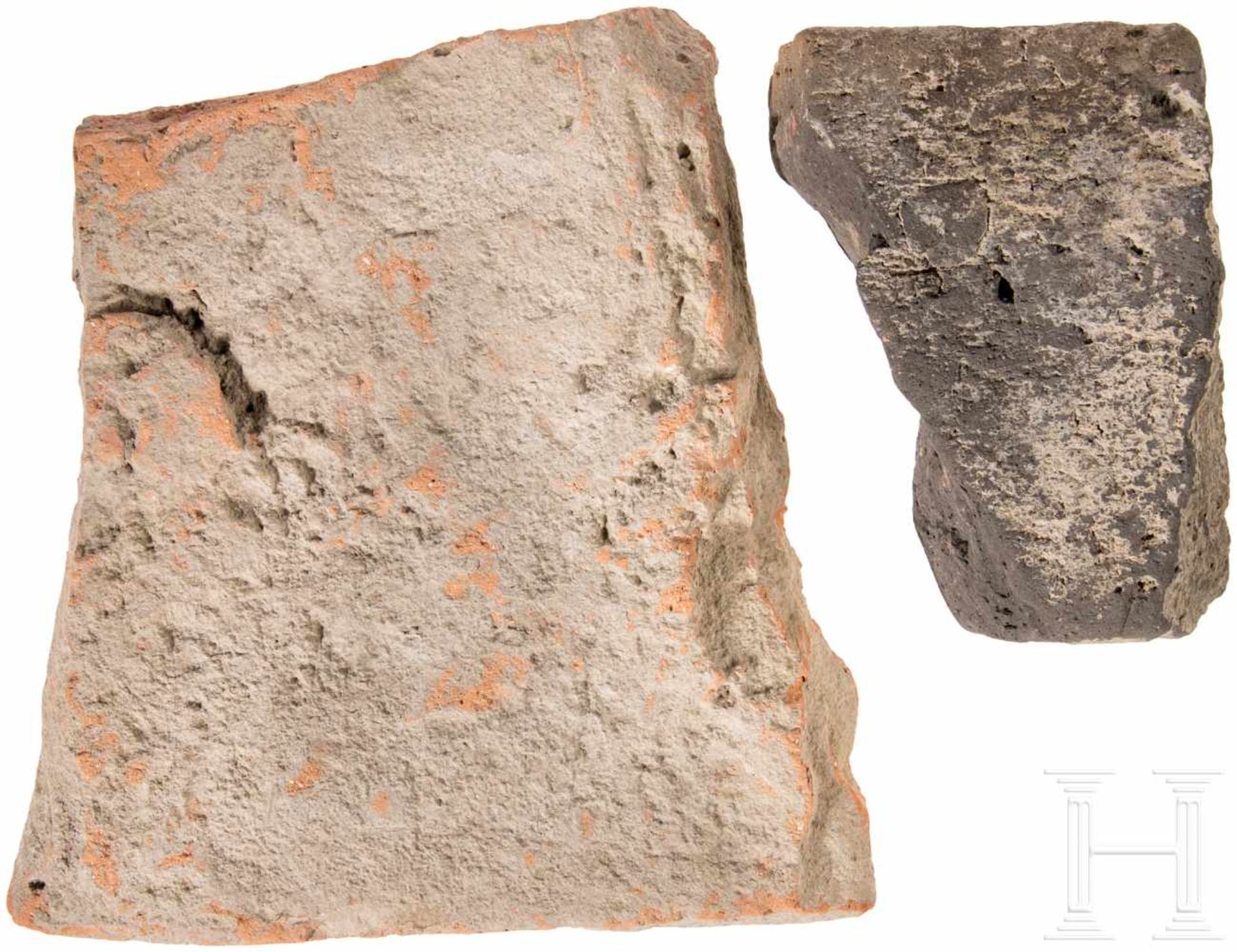 Zwei Ziegelfragmente, eines mit Stempel der 11. Legion, römisch, 2. Hälfte 1. Jhdt. - 3. Jhdt. - Bild 2 aus 2