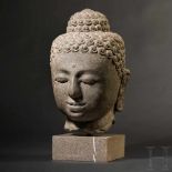 Großer Buddha-Kopf aus Vulkangestein, Borobudur/Java, 9. Jhdt.Vollplastisch gearbeiteter,