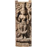 Hölzerne Tempelfigur, Indien, 18./19. Jhdt.Dreiviertelplastisch geschnitzte Figur aus Hartholz mit