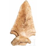 Marmorfragment - Hand an Lanzenspitze, römisch, 1. - 3. Jhdt.Fragment von einer unterlebensgroßen