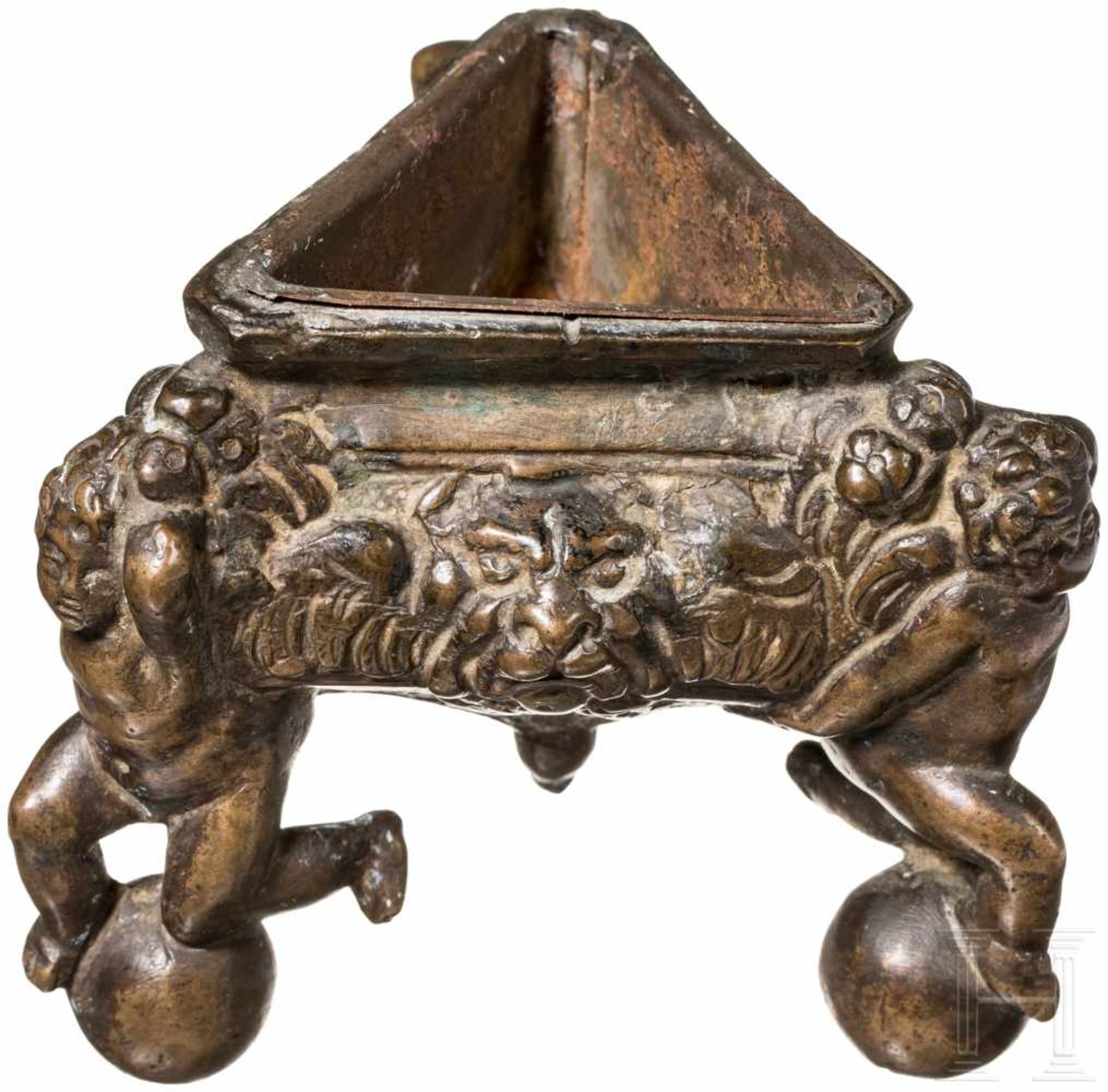 Renaissance-Tintenfass, Italien, 17. Jhdt.Der freistellbare, dreipassige Bronze-Korpus, teils - Bild 2 aus 3