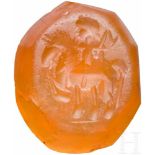 Gemme aus Karneol mit Reiterdarstellung, römisch, 1. - 3. Jhdt. n. Chr.Achteckige Gemme aus