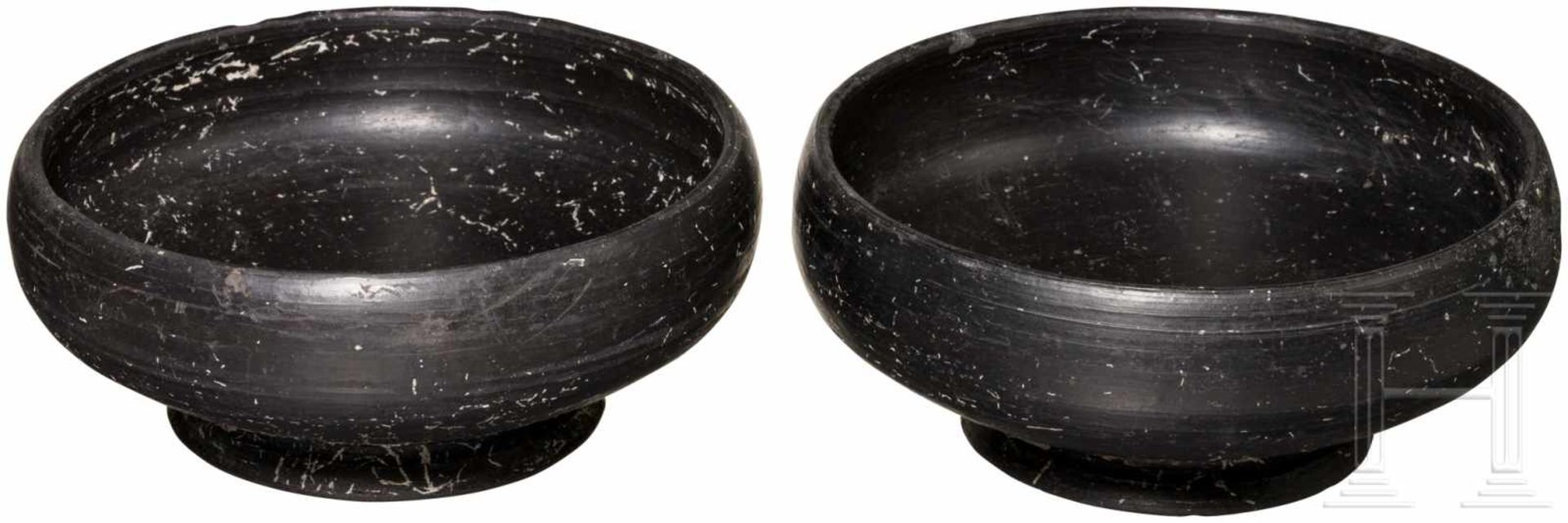Zwei Bucchero-Schalen, 6. Jhdt. v. Chr.Zwei unverzierte, kleine Schalen mit Standring. Vollständig - Bild 2 aus 2