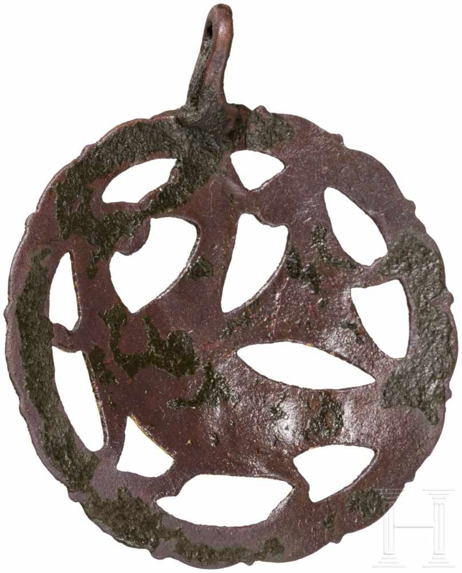 Großer, vergoldeter Turnieranhänger, deutsch, 12./13. Jhdt.Bronze mit Resten von Feuervergoldung. - Bild 2 aus 4