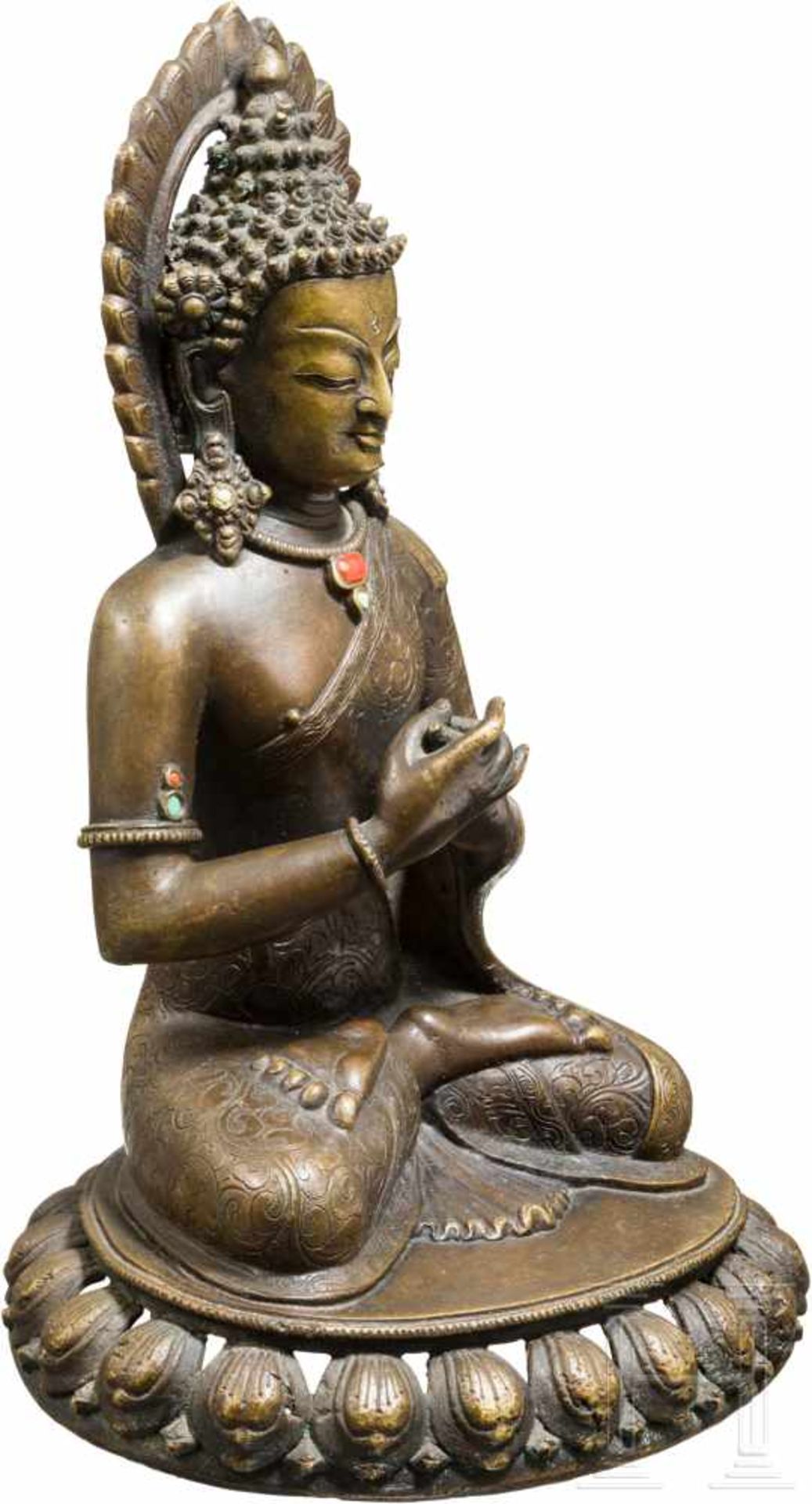 Buddha, Tibet, 19. Jhdt.Fein gravierte, patinierte Bronze mit kleinen Türkis- und Koralleneinlagen - Bild 2 aus 3