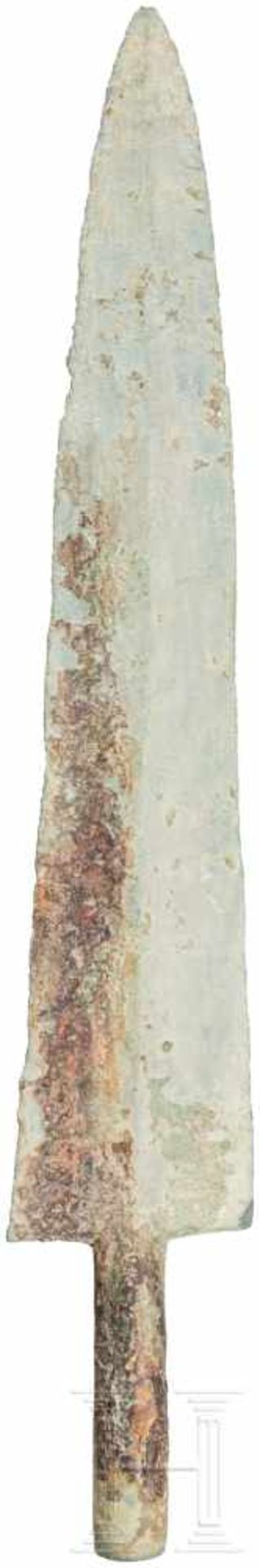 Speerspitze, Bronze, Luristan, spätes 2. Jtsd. v. Chr.Große, gut erhaltene Speerspitze mit dünnem - Bild 2 aus 2