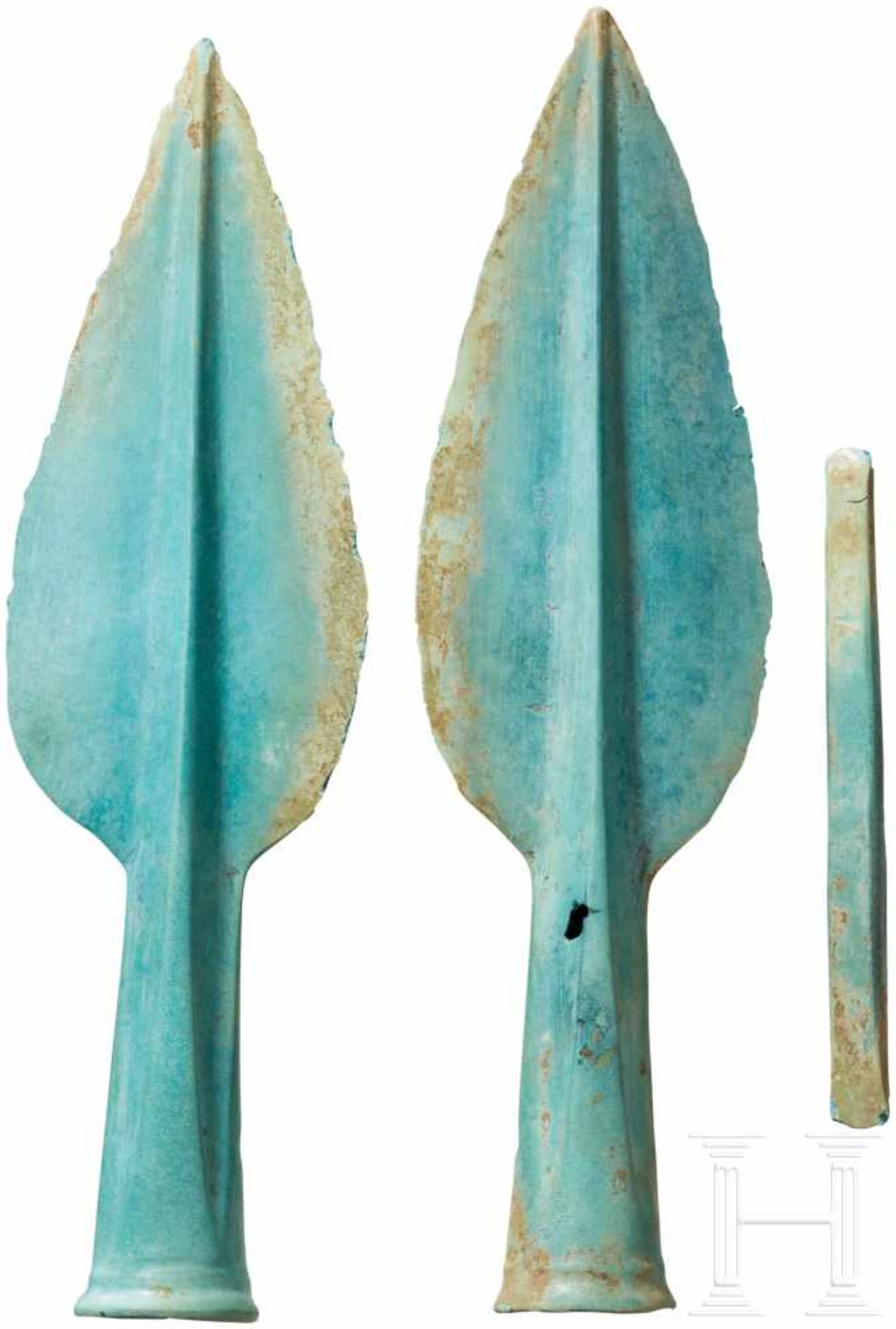 Zwei Lanzenspitzen und ein Meißel, späte Bronzezeit, 12. - 11. Jhdt. v. Chr.Zwei bronzene