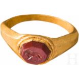 Goldring mit Löwen-Intaglio, römisch, 3. Jhdt.Goldring mit im unteren Teil im Querschnitt D-förmig