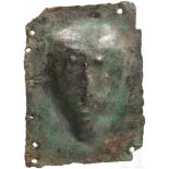 Kleines Votivblech mit Kopf, urartäisch, 8. Jhdt. v. Chr.Rechteckiges Bronzeblech mit von hinten