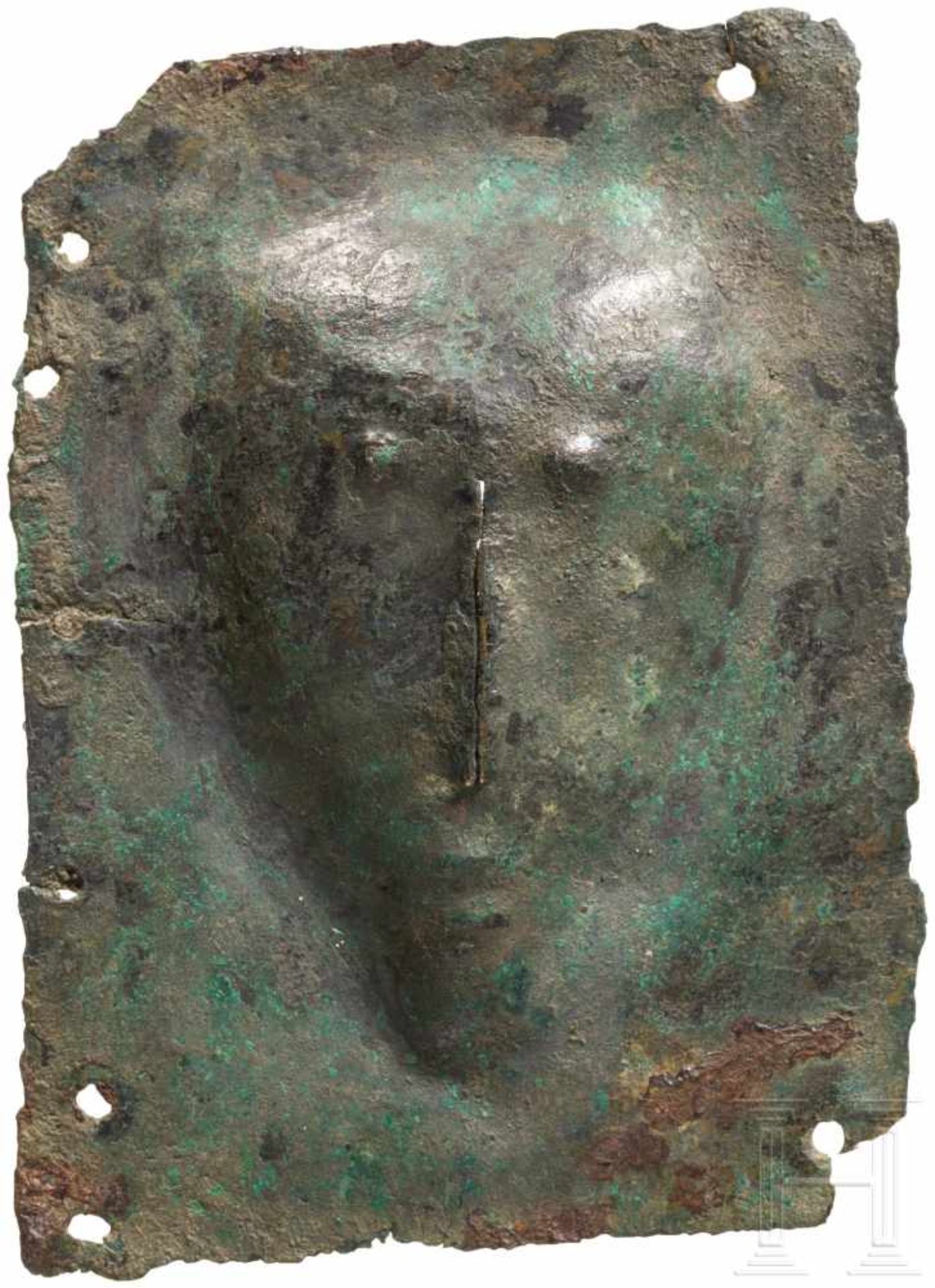 Kleines Votivblech mit Kopf, urartäisch, 8. Jhdt. v. Chr.Rechteckiges Bronzeblech mit von hinten