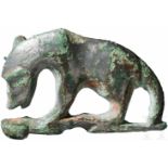 Versilberte Tierfibel in Form einer Hyäne, römisch, 2. - 3. Jhdt.Scharnierfibel aus Bronze in Form