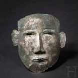 Bronzene Totenmaske, frühe Eisenzeit Südosteuropas, ca. 6. Jhdt. v. Chr.Flache, minimal gerundete