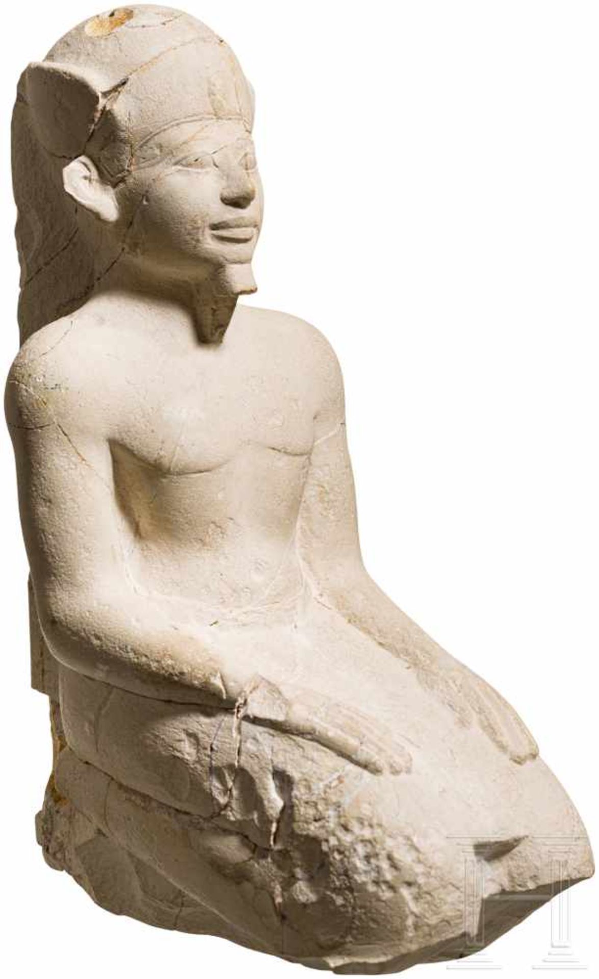 Kniefigur eines Pharaos, Kalkstein, Spätzeit frühptolemäische Epoche, 7. - 3. Jhdt. v. Chr. - Bild 3 aus 6