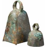 Zwei Bronzeglocken, römisch, 2.- 3. Jhdt.Zwei Bronzeglocken unterschiedlicher Größe, jeweils ohne