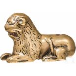 Gotischer Bronze-Löwe, Niederlande, 15. Jhdt.Vollplastisch ausgearbeiteter, liegender Löwe in