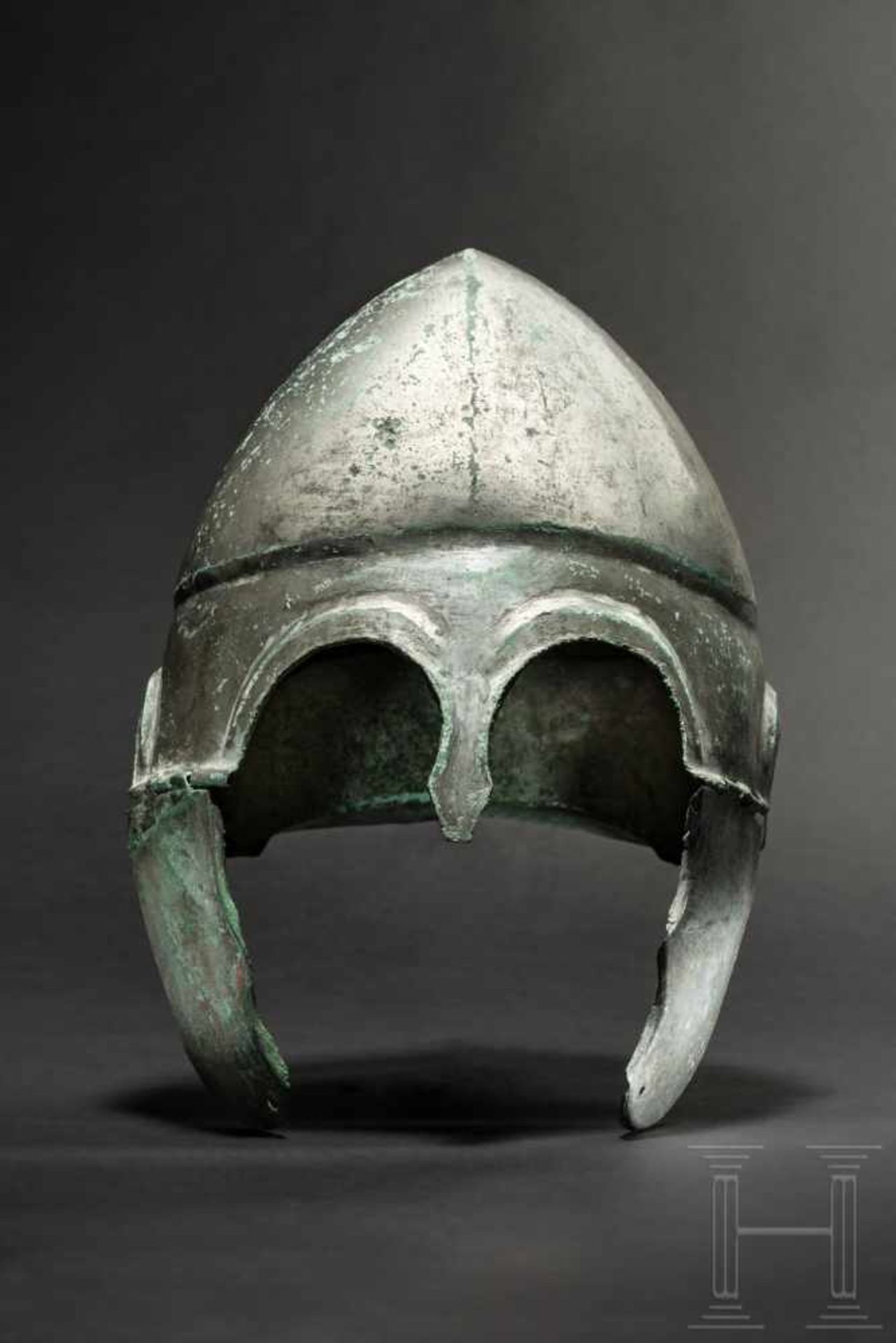 Chalkidischer Helm, Typ V, frühes 4. Jhdt. v. Chr.Breiter Bronzehelm mit vollflächiger Verzinnung,