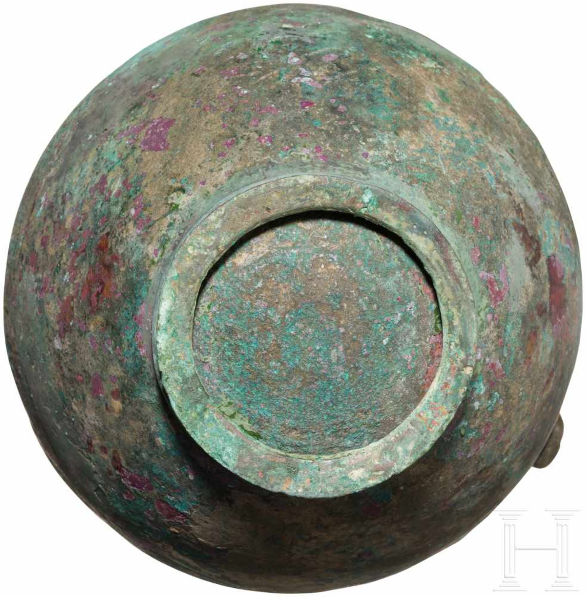 Bronzekanne, Griechenland, 5. Jhdt. v. Chr.Bauchige Bronzekanne mit Standring. Henkel in Form - Bild 4 aus 4