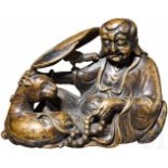 Kleinbronze "Sitzender Weiser", China, 18./19. Jhdt.Bronze mit bräunlicher Alterspatina. Darstellung