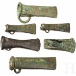 Fünf Tüllenbeile und ein Lappenbeil, Mitteleuropa, Spätbronzezeit, 1100 - 800 v. Chr.Ein kurzes,