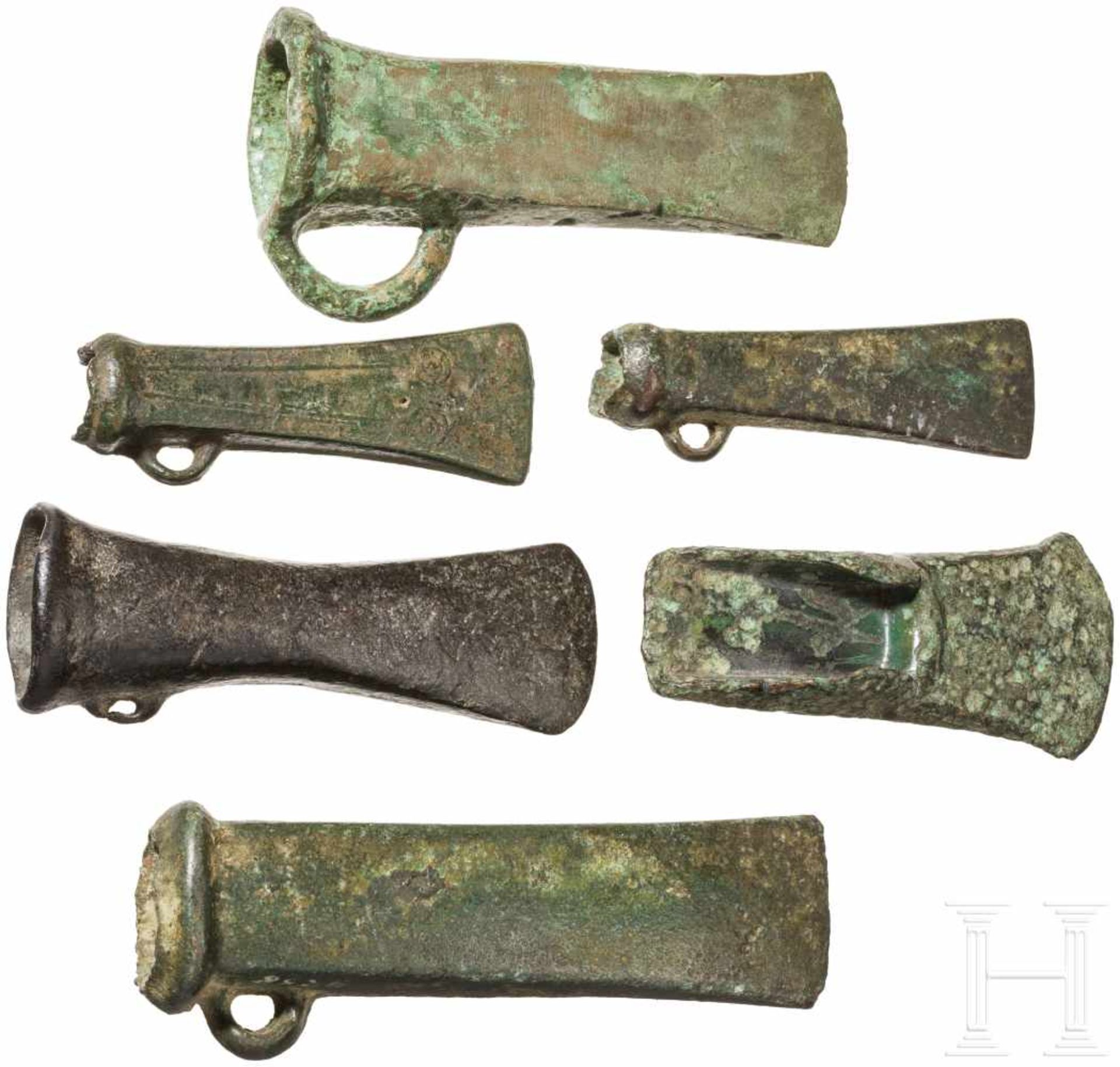 Fünf Tüllenbeile und ein Lappenbeil, Mitteleuropa, Spätbronzezeit, 1100 - 800 v. Chr.Ein kurzes,