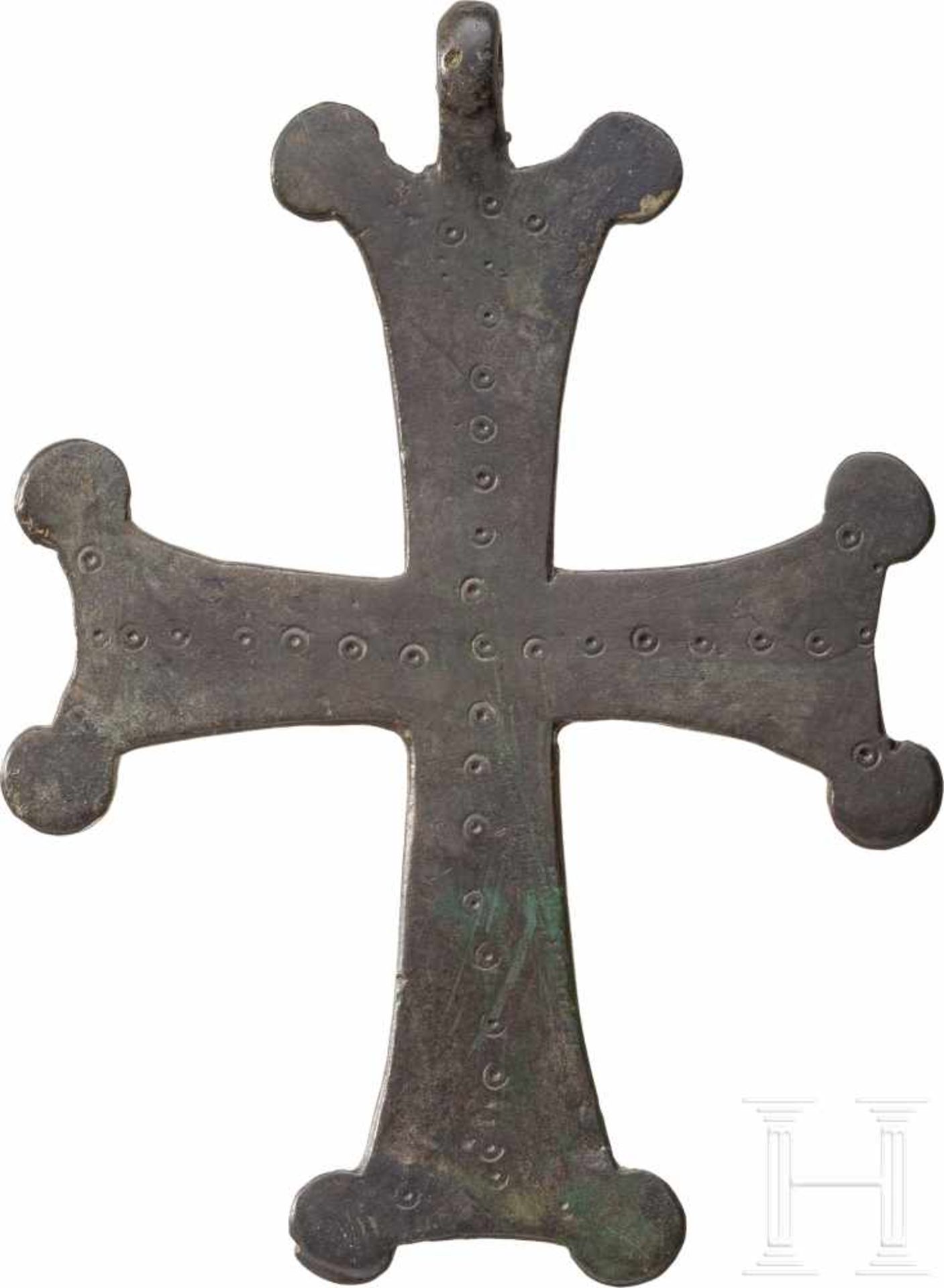 Großer Kreuzanhänger mit Inschrift, mittelbyzantinisch, 9. - 11. Jhdt.Bronzekreuz mit massiver Öse - Bild 2 aus 2