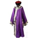 Robe und Hut eines höheren Staatsbeamten, China, 19. Jhdt.Bodenlange Robe aus violettem Seidendamast