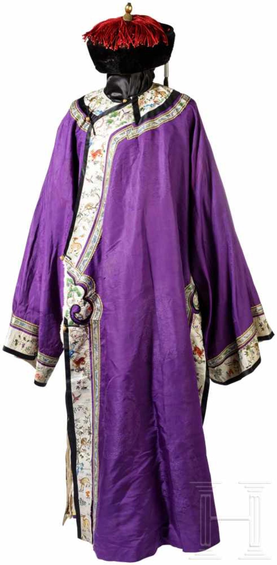 Robe und Hut eines höheren Staatsbeamten, China, 19. Jhdt.Bodenlange Robe aus violettem Seidendamast
