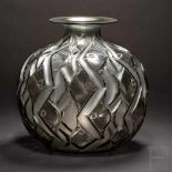 Art déco-Vase, Modell "Phentièvre", René Lalique, Frankreich, um 1928Bauchige Vase aus Rauchglas mit