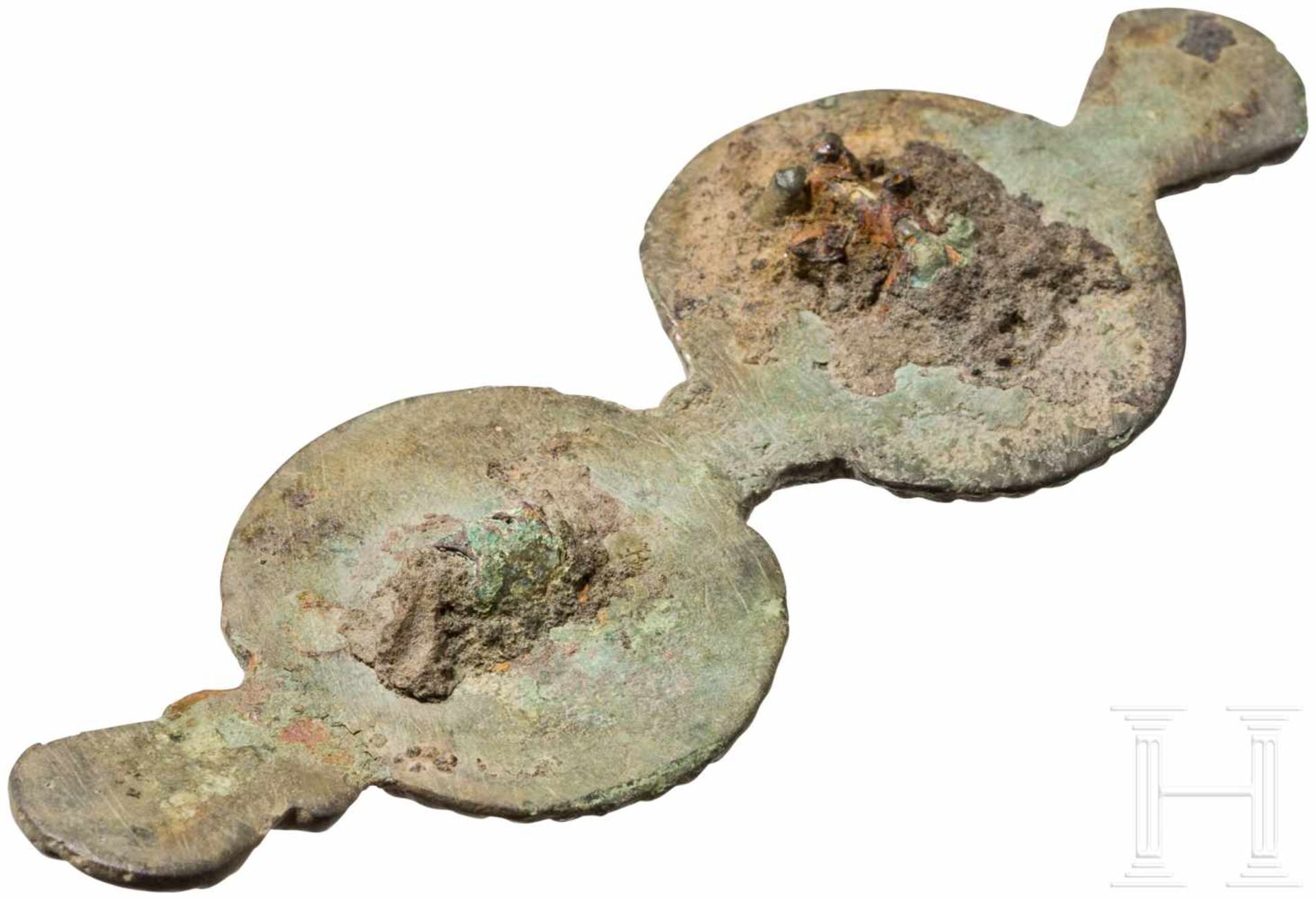 Gleichseitige Bronzefibel, slawisch, nördlicher Schwarzmeerraum, 6. Jhdt.Aus zwei symmetrischen - Bild 2 aus 2