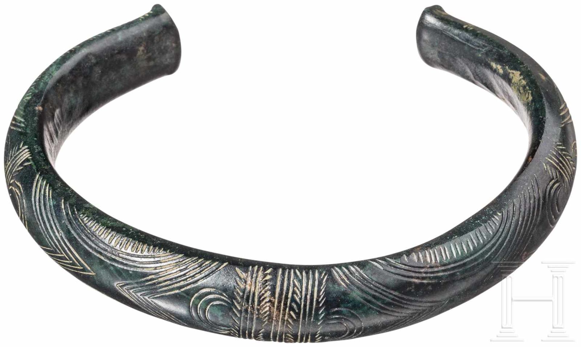 Großer, massiver Bronzearmreif, Bronzezeit,12. - 11. Jhdt. v.Chr.Massiver ovaler Bronzearmreif mit