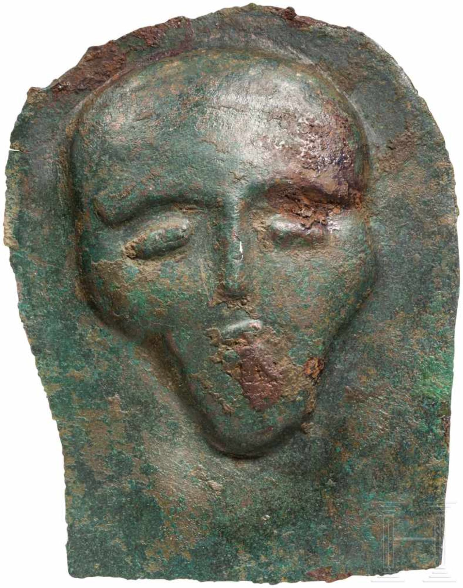 Votivblech mit Kopf, urartäisch, 8. Jhdt. v. Chr.Bronzenes Blech mit von hinten herausgetriebenem