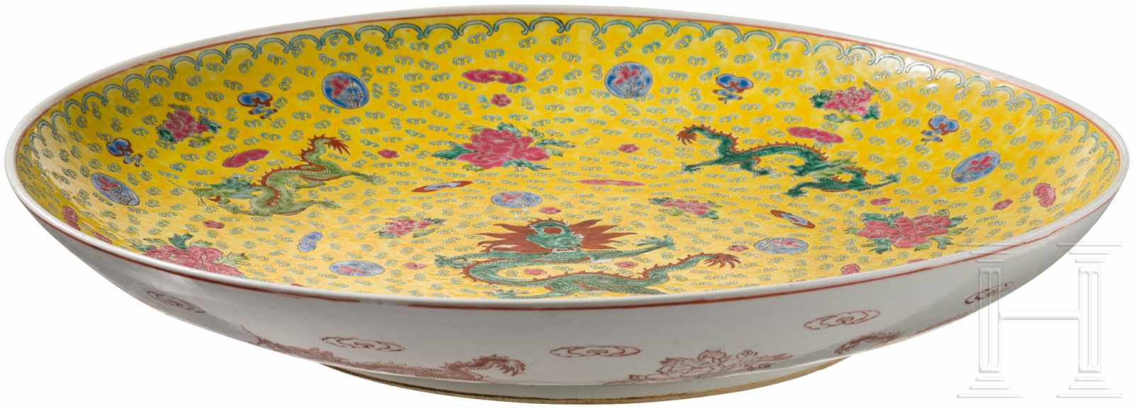 Sehr großer Drachenteller, China, um 1900Flache Schale aus gräulichem Porzellan. Im Spiegel gelber - Image 2 of 3