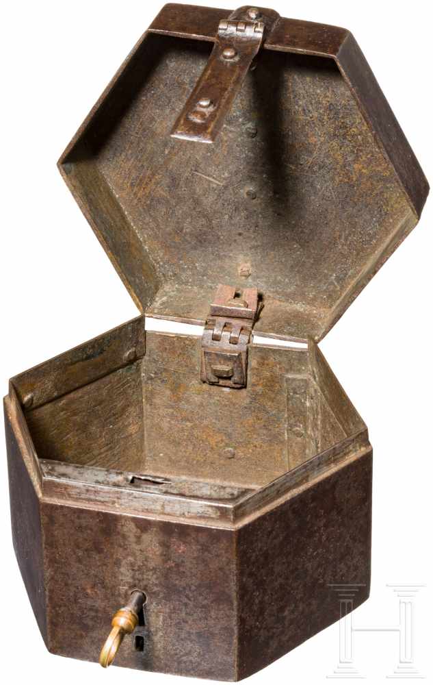 Seltene, hexagonale Eisendose mit Geheimverschluss, Frankreich, Ende 16. Jhdt.Aus eisernen Platten - Image 2 of 4