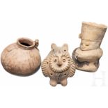 Zwei Tongefäße und eine Tierfigur, Peru, präkolumbianischKleines Kugelgefäß, an dessen Mündung