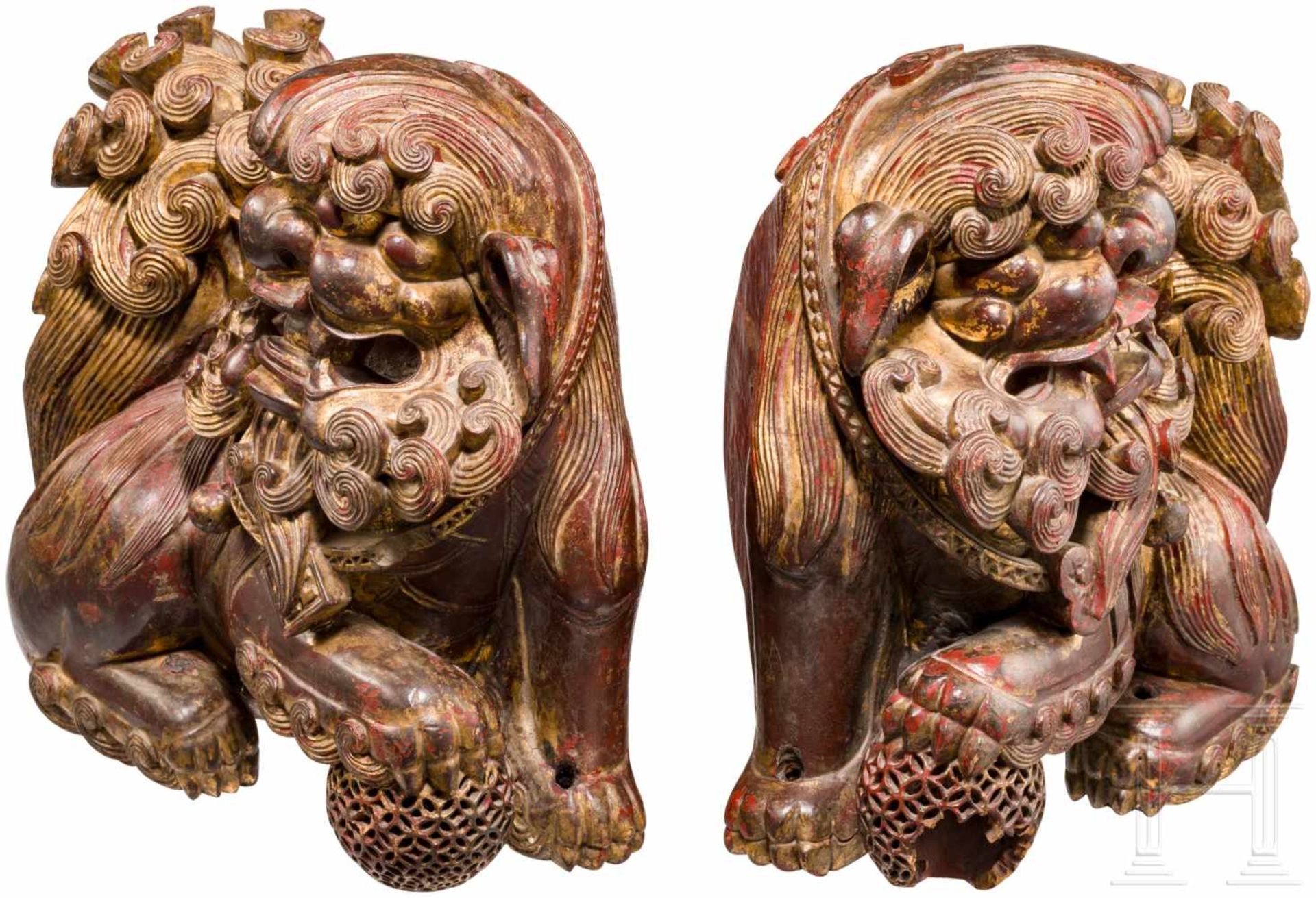 Ein Paar hölzerne Foo-Löwen, China, 18./19. Jhdt.Fein geschnitzte, einteilig gearbeitete Löwen aus - Bild 2 aus 3