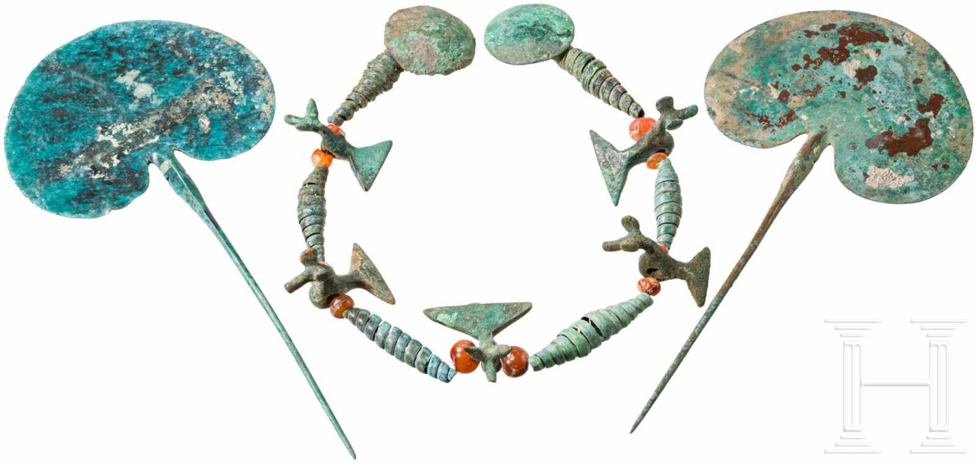 Große Halskette aus Bronzeperlen und zwei Nadeln, Kaukasus, Koban-Kultur, 9. - 7. Jhdt. v. Chr.