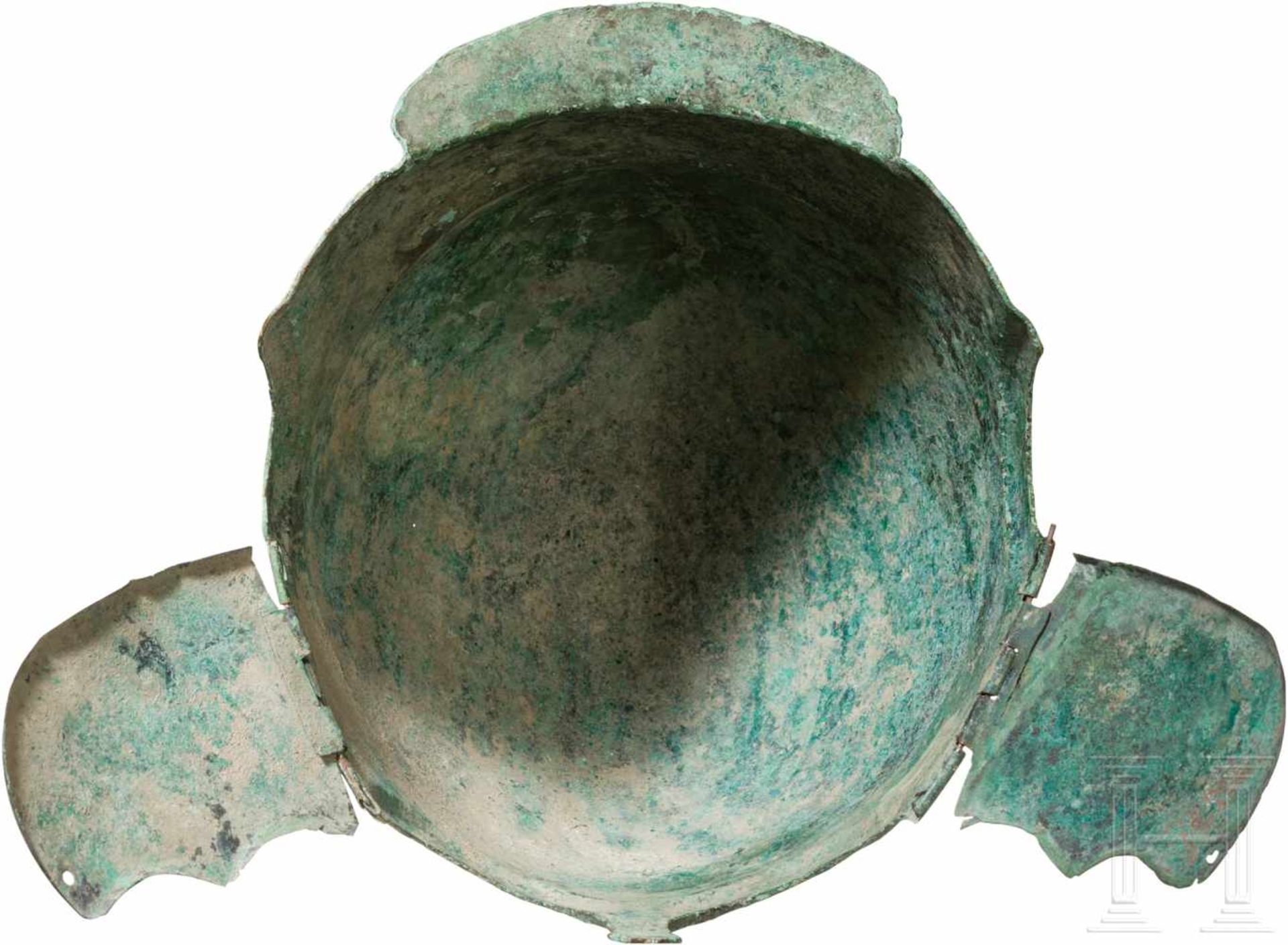 Chalkidischer Helm, Typ V, frühes 4. Jhdt. v. Chr.Breiter Bronzehelm mit vollflächiger Verzinnung, - Bild 5 aus 6