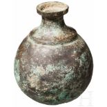 Bronze-Aryballos, römisch, 1. - 3. Jhdt.Henkelloser Aryballos aus Bronze. Abgesetzter, kurzer Hals