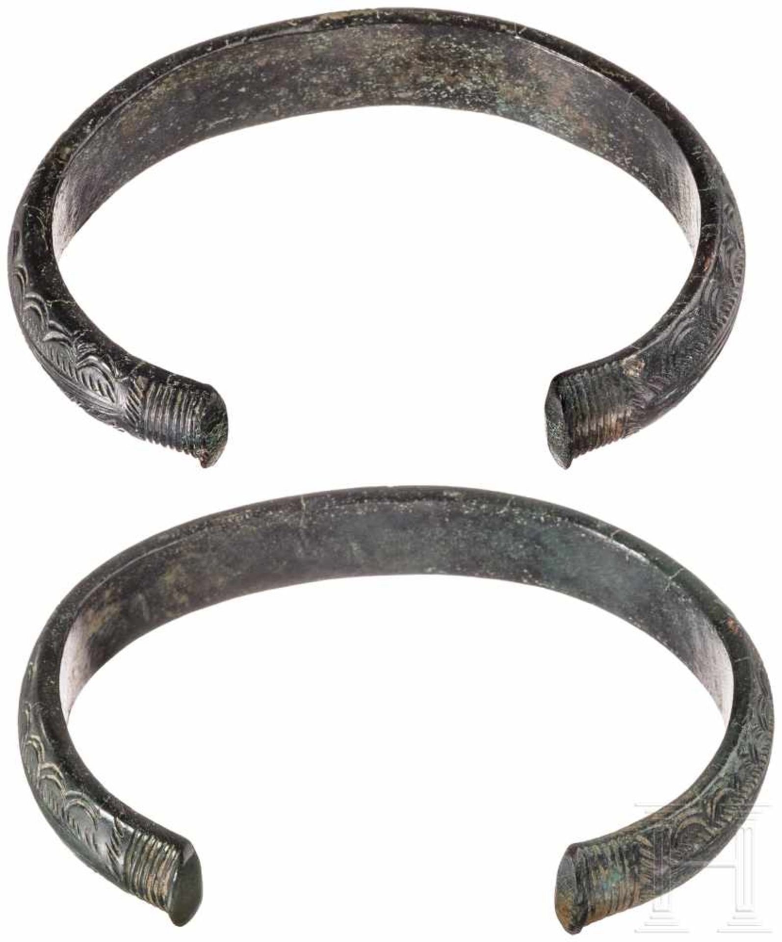Ein Paar verzierte Armreife, Bronzezeit, 12. - 11. Jhdt. v. Chr.Zwei offene ovale Bronzearmreife mit - Bild 2 aus 2