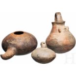 Drei Keramikgefäße, Peru, präkolumbianischKleines, schwarz geschmauchtes Gefäß in Form einer Frucht.