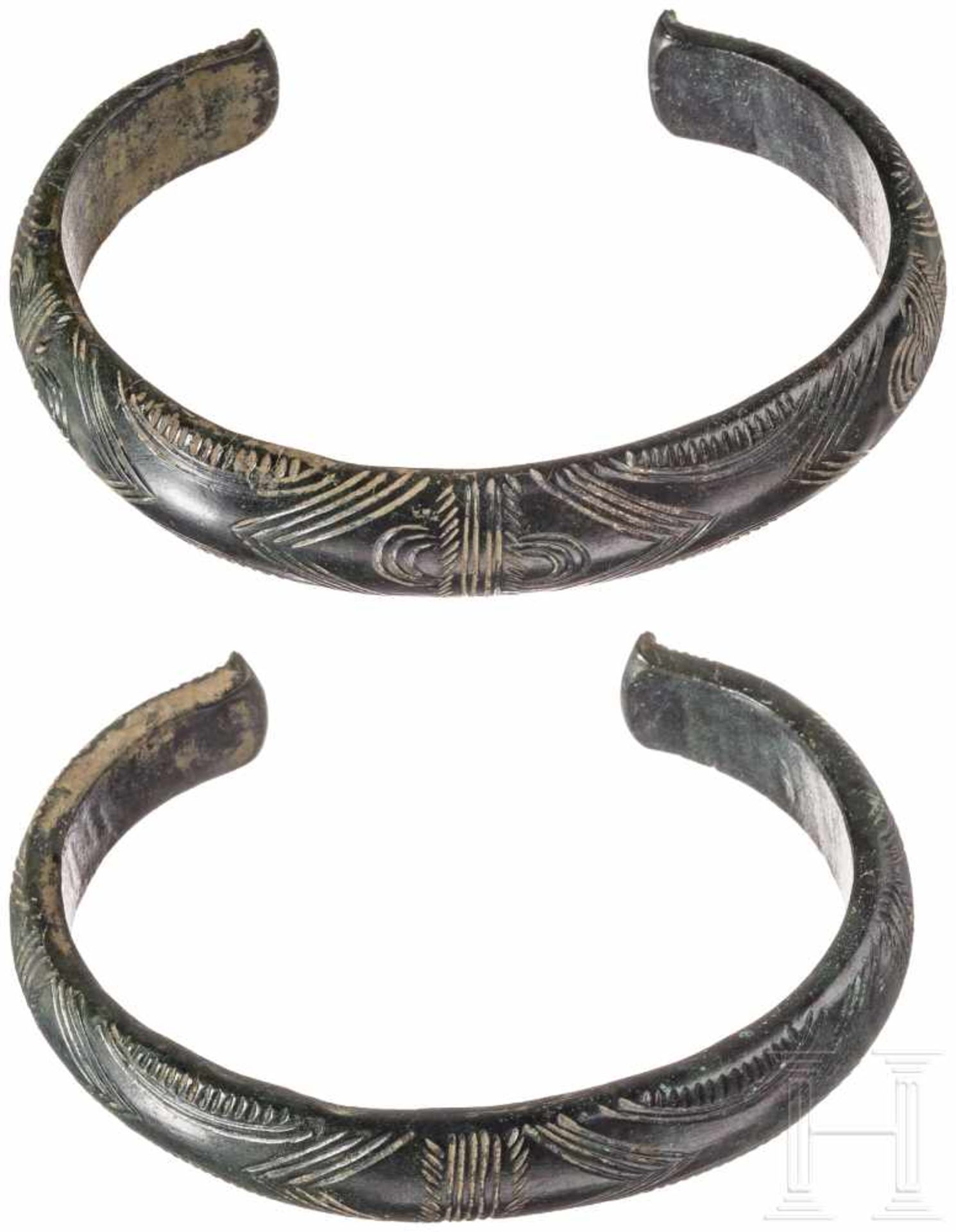 Ein Paar verzierte Armreife, Bronzezeit, 12. - 11. Jhdt. v. Chr.Ein Paar offene ovale Bronzearmreife