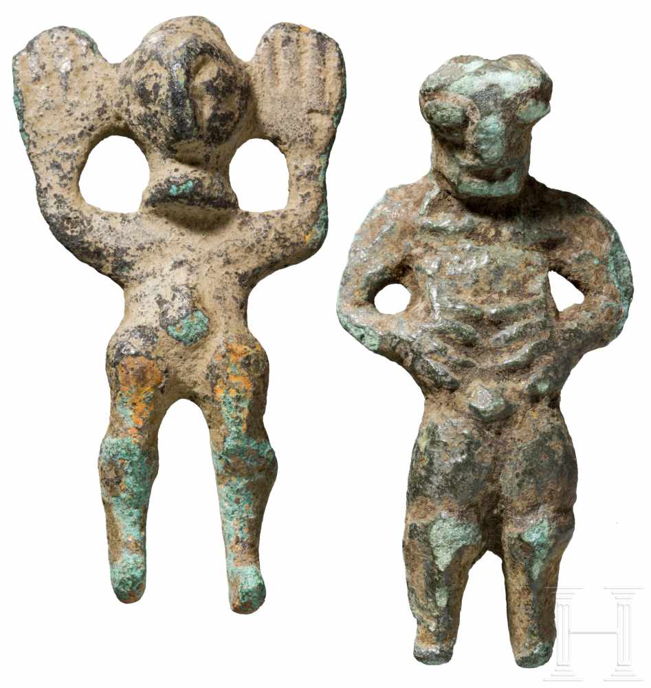 Zwei Votivfiguren, Westasien, 8. - 6. Jhdt. v. Chr.Zwei stilisierte männliche Figuren aus Bronze