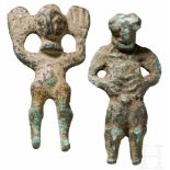 Zwei Votivfiguren, Westasien, 8. - 6. Jhdt. v. Chr.Zwei stilisierte männliche Figuren aus Bronze