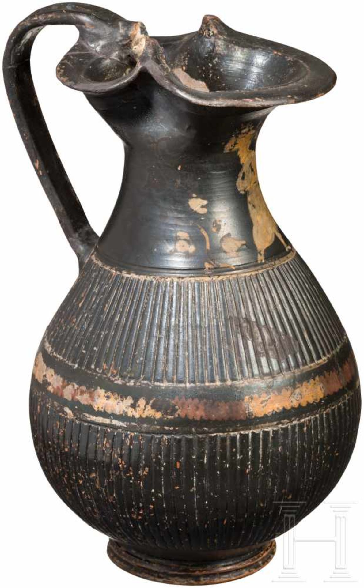 Gnathia-Oinochoe, Apulien, 4. Jhdt. v. Chr.Schwarzglasierte Oinochoe mit breiter Kleeblatt-Mündung - Bild 2 aus 3