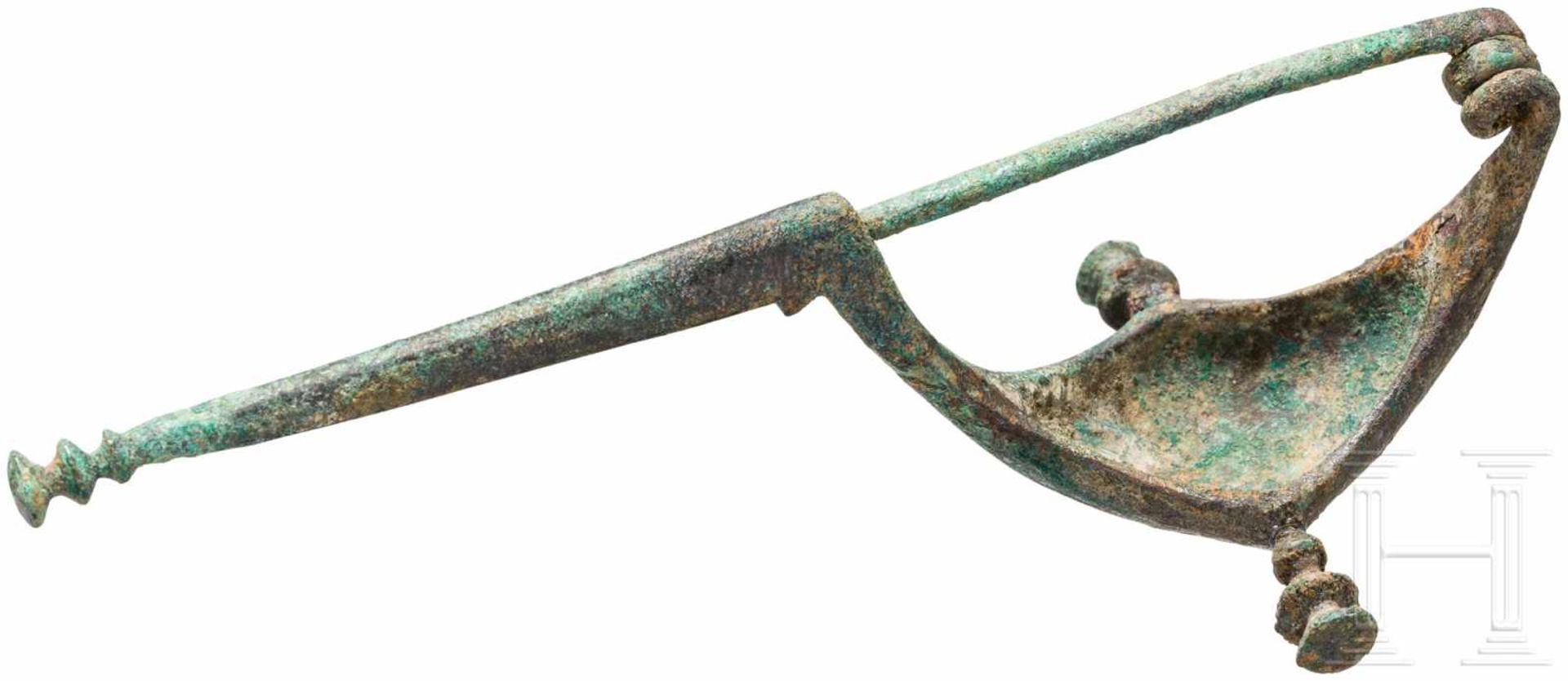 Kahnfibel, etruskisch, 7. Jhdt. v. Chr.Große Bronzefibel mit rautenförmigem, unten hohl gearbeitetem - Bild 2 aus 2