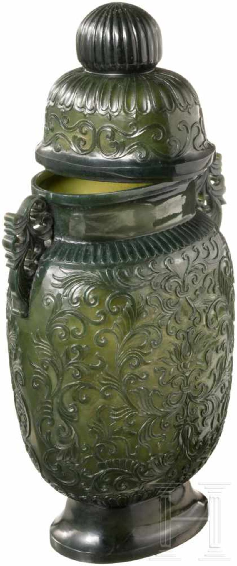 Große Vase aus geschnittener Jade, China, 19. Jhdt.Einteilig aus Jade geschnittener, ovaler Korpus - Bild 3 aus 3