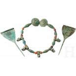 Zwei Nadeln und eine Halskette aus Bronze- und Karneolperlen, Kaukasus, Koban-Kultur, 9. - 7. Jhdt.