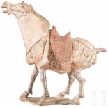 Keramikpferd im Stil der Tang-Zeit, ChinaHohl gearbeitete Pferdeskulptur aus gelblich-gräulicher